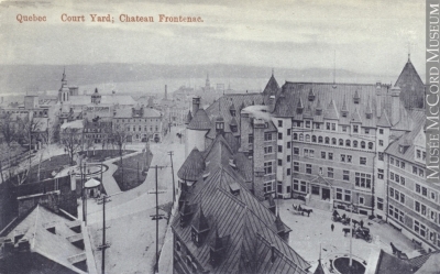 Vue de la cour intérieur du Château Frontenac et de la place d'Armes, vers 1910 (Cour du Château Frontenac, Québec, QC, vers 1910, anonyme, 1905-1914, MP-0000.1159.13, Musée McCord)