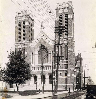 Photo de l'église actuelle quelques années après sa construction (Quartier Saint-Roch - Rue Saint-Joseph Est - Église Saint-Roch . - [Vers 1925], Fonds L'Action catholique, P428,S3,SS1,D14,P10-9, BAnQ)