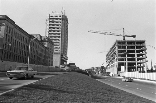 Vue du boulevard Saint-Cyrille (René-Lévesque) et des abords en 1971. On distingue, à gauche, les édifices Honoré-Mercier, Jean-Antoine Panet, Marie-Guyart, le Grand Théâtre de Québec. De l'autre côté du boulevard, le premier bâtiment de Place Québec est en construction. (Construction de l'autoroute Dufferin-Montmorency à Québec, Jules Rochon - 1971-10, BAnQ, Fonds Ministère des Communications, E10,S44,SS1,D71-381, PE5)