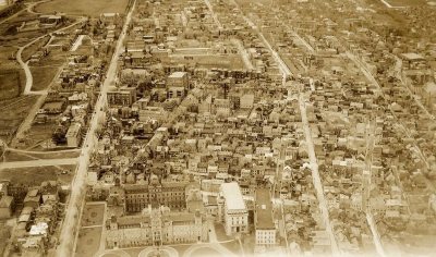 Vue des édifices parlementaires et du faubourg Saint-Louis vers 1925. Comme le suggère le tracé des rues, le faubourg Saint-Louis s'était développé de façon anarchique
