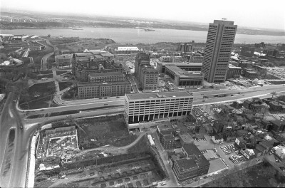 Vue aérienne de la colline parlementaire en 1972. La seconde phase de Place Québec est en voie de réalisation (au premier plan à gauche). (Vues aériennes de Québec et des alentours immédiats ; complexe G et centre ville, Jules Rochon - 1972-05, BAnQ, Fonds Ministère des Communications, E10,S44,SS1,D72-109,PE1)