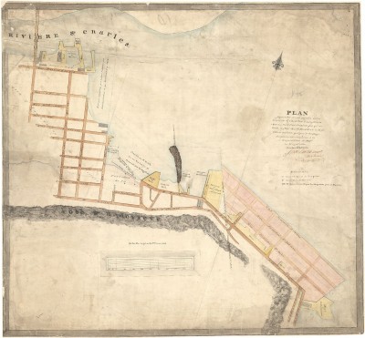 Plan de la basse-ville de Québec réalisé dans les années 1820. Le percement de la rue Saint-Paul n'est pas encore achevé. À croire ce plan, on envisage de compléter le parcours au niveau de la rue Saint-Joseph ou de la rue des Fossés, On fera finalement les deux. (Plan figuratif d'une partie de la rivière Saint-Charles à compter du nouveau pont Dorchester jusqu'au quai de messieurs Bell & Munroe en la basse-ville de Québec fait par le soussigné inspecteur des chemins à la réquisition de mess. les magistrats, Jean-Baptiste Larue, 1826[?], BAnQ, Fonds Ministère des Terres et Forêts, E21,S555,SS1,SSS22,P27)