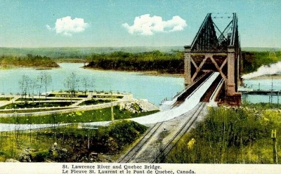 Vue de la voie carrossable sur le pont de Québec en 1929. Celle-ci est aménagée à même le passage pour piétons installé lors de la construction du pont. La voie carrossable sera élargie en 1949 aux dépens d'un lien ferroviaire. (Ville de Québec, Pont de Québec – [Vers 1900 -vers 1965], BAnQ, Collection Magella Bureau, P547, S1, SS1, SSS1, D001, P3180R)