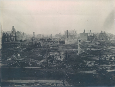 Photographie du village de Saint-Sauveur à la suite de l'incendie de mai 1889 qui convaincra la population d'accepter l'offre d'annexion de la Ville de Québec.
